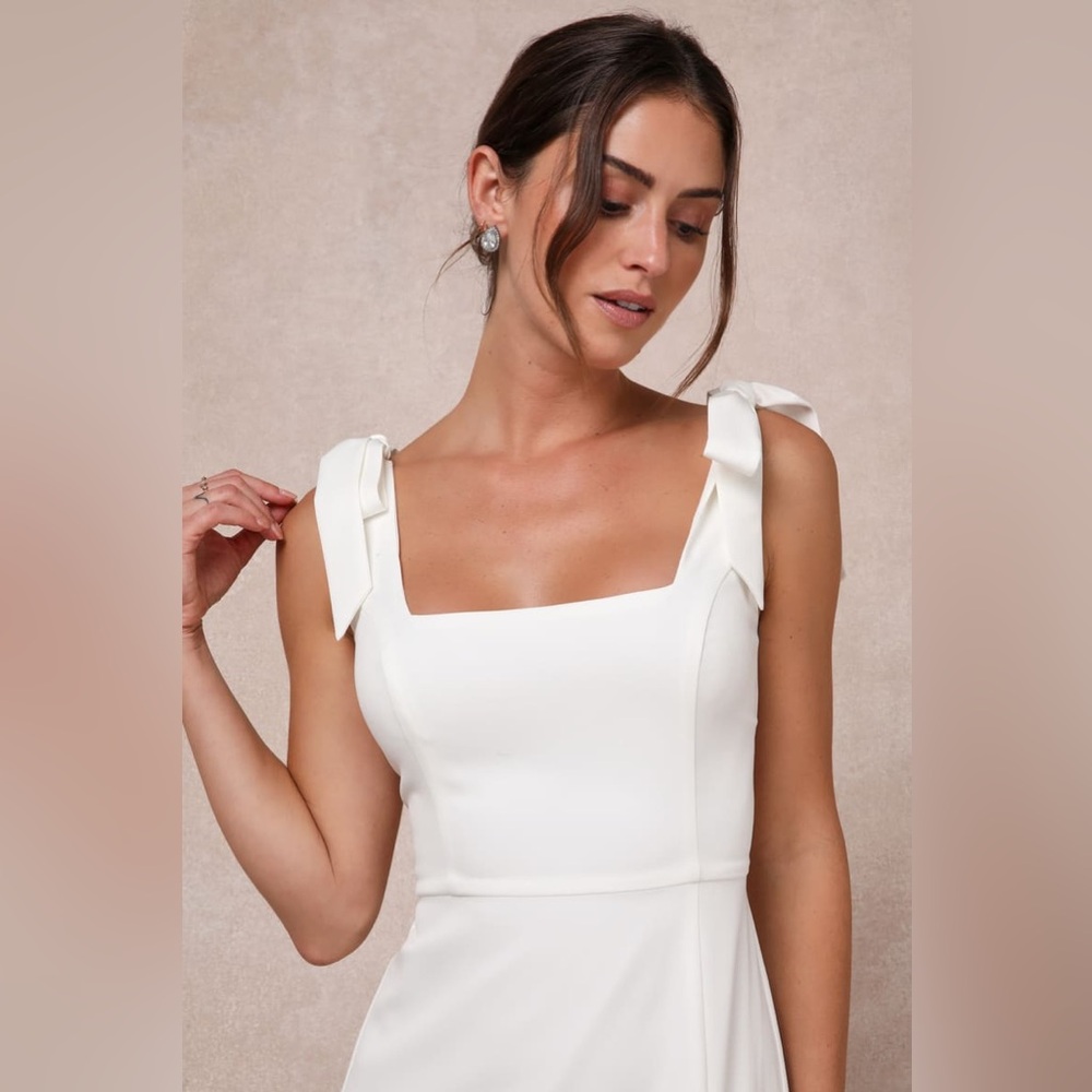 Elegant White Sleeveless Dress - Picture 4 of 4